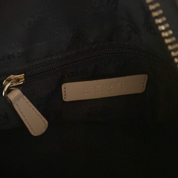 Michael Kors black patent shiny monogram bag - Picture 13 of 16